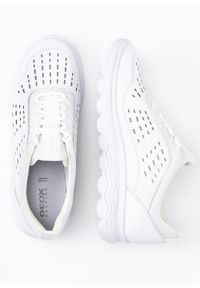 Geox - Sneakersy damskie białe GEOX D SPHERICA. Okazja: na co dzień. Kolor: biały. Materiał: skóra. Szerokość cholewki: normalna
