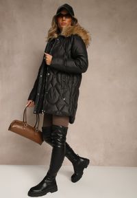 Renee - Czarna Kurtka z Pikowanymi Przeszyciami i Kapturem z Futerkiem Olarissa. Okazja: na spacer. Kolor: czarny. Materiał: futro. Sezon: zima, jesień. Styl: klasyczny #4