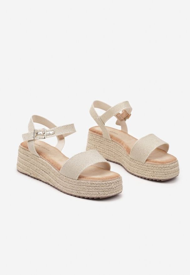 Renee - Beżowe Sandały Boho Ozdobione Plecionką na Koturnie i Platformie Isorisa. Okazja: na co dzień. Kolor: beżowy. Wzór: aplikacja. Sezon: lato. Obcas: na koturnie. Styl: boho