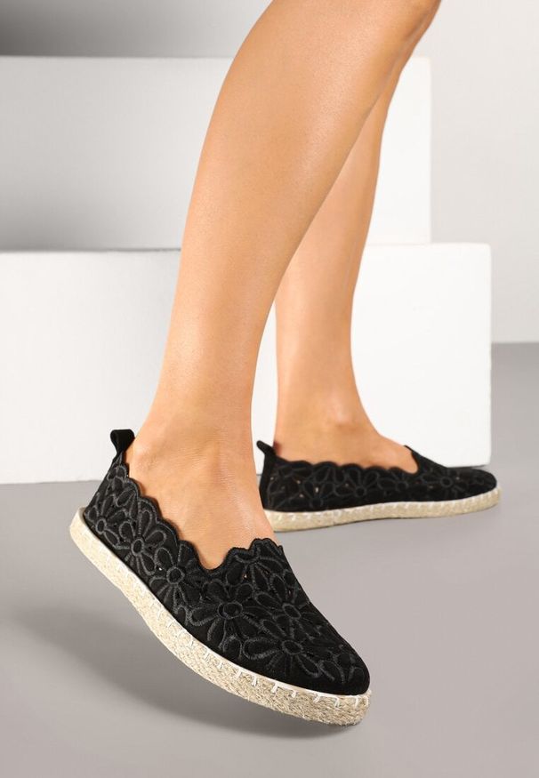 Born2be - Czarne Ażurowe Espadryle Vices w Kwiatowy Wzór z Plecionki Donavia. Okazja: na co dzień, na spacer. Kolor: czarny. Wzór: ażurowy, kwiaty. Sezon: lato, wiosna. Obcas: na obcasie. Styl: elegancki, casual. Wysokość obcasa: niski