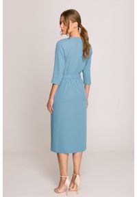 Stylove - Elegancka sukienka midi z dekoltem V i rozcięciem niebieska. Okazja: na spotkanie biznesowe. Typ kołnierza: typu klepsydra, dekolt w kształcie V. Kolekcja: dla wysokich. Kolor: różowy, niebieski. Wzór: gładki. Typ sukienki: kopertowe. Materiał: guma, satyna, tkanina, elastan. Styl: elegancki. Długość: midi #4
