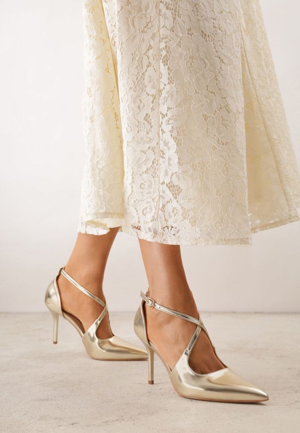 Born2be - Złote Eleganckie Szpilki VICES ze Skrzyżowanymi Paseczkami Nemaia. Okazja: na spotkanie biznesowe, na wesele, na ślub cywilny. Zapięcie: pasek. Kolor: złoty. Materiał: satyna. Obcas: na szpilce. Styl: elegancki