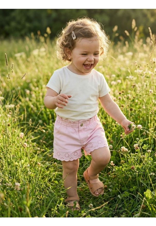 Sinsay - Szorty jeansowe z ażurowymi detalami - różowy. Kolor: różowy. Materiał: jeans. Wzór: ażurowy