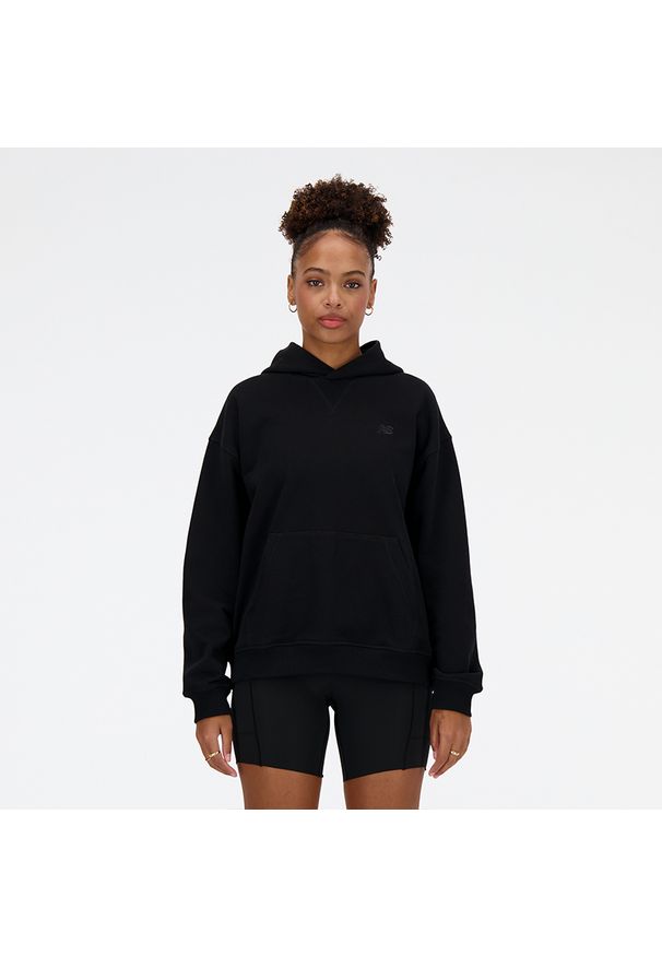 Bluza damska New Balance WT41537BK – czarna. Okazja: na co dzień. Kolor: czarny. Materiał: bawełna, prążkowany, dresówka. Wzór: ze splotem. Styl: klasyczny, casual