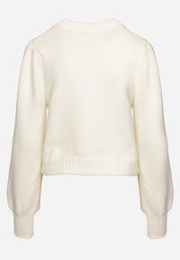 Born2be - Biały Wiskozowy Sweter ze Ściągaczami na Rękawach i Ozdobnym Tłoczeniem Hariga. Okazja: na co dzień. Kolor: biały. Materiał: wiskoza. Długość rękawa: długi rękaw. Długość: długie. Styl: klasyczny, elegancki, casual