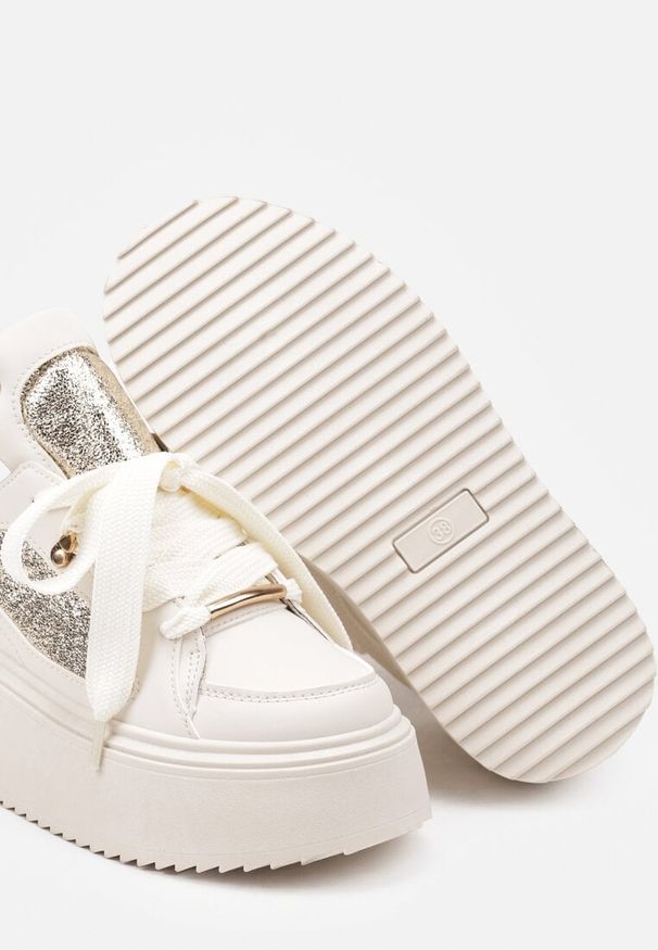 Renee - Beżowe Sneakersy na Platformie Ozdobione Nitami i Metalicznymi Elementami Azista. Nosek buta: okrągły. Zapięcie: sznurówki. Kolor: beżowy. Materiał: jeans. Szerokość cholewki: normalna. Wzór: aplikacja. Obcas: na platformie. Wysokość obcasa: średni