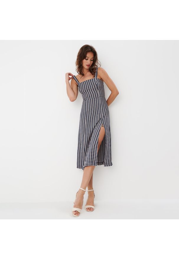 Mohito - Wzorzysta sukienka midi z wiskozy - Różowy. Kolor: różowy. Materiał: wiskoza. Długość: midi