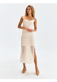 Sinsay - Sukienka midi na ramiączkach z elementem 3D w kształcie róży - kremowy. Kolor: kremowy. Długość rękawa: na ramiączkach. Długość: midi #1