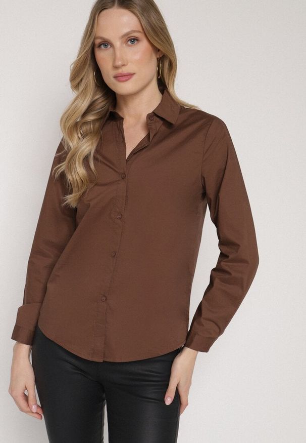 Born2be - Brązowa Bawełniana Koszula o Klasycznym Kroju Liadovia. Okazja: na co dzień. Typ kołnierza: kołnierzyk klasyczny. Kolor: brązowy. Materiał: bawełna. Styl: klasyczny