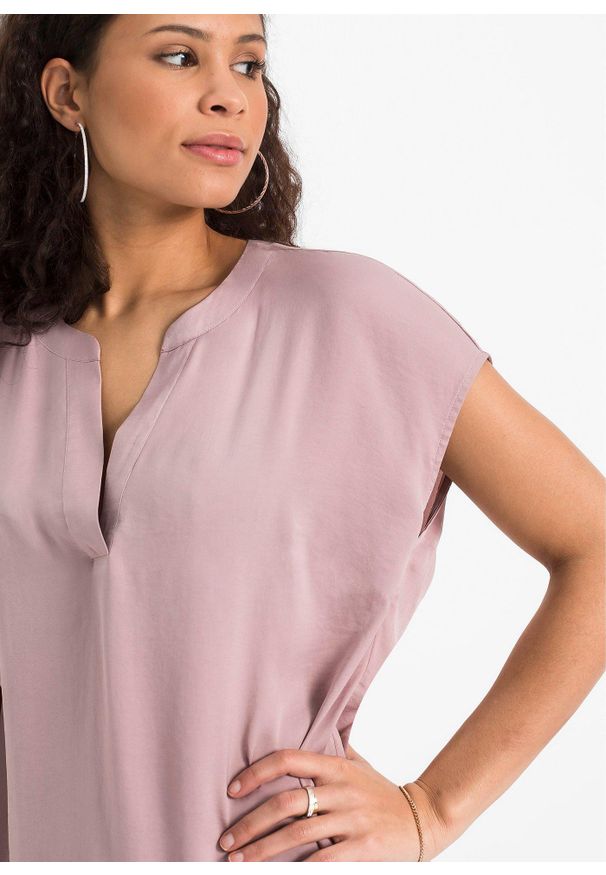 bonprix - Luźniejsza bluzka satynowa z obniżoną linią ramion i krótkim rękawem. Typ kołnierza: typu henley. Kolor: różowy. Materiał: satyna. Długość rękawa: krótki rękaw. Długość: krótkie