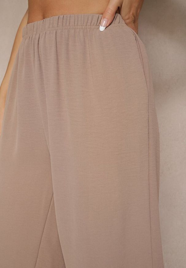 Renee - Ciemnobeżowe Luźne Spodnie 3/4 z Kieszonkami Efrinea. Okazja: na co dzień. Kolor: beżowy. Materiał: guma. Styl: elegancki, casual