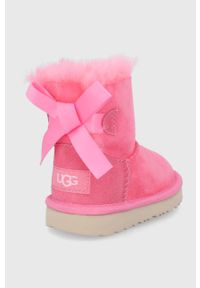 Ugg - UGG Śniegowce zamszowe dziecięce Bailey Bow II Mini kolor różowy. Kolor: różowy. Materiał: zamsz