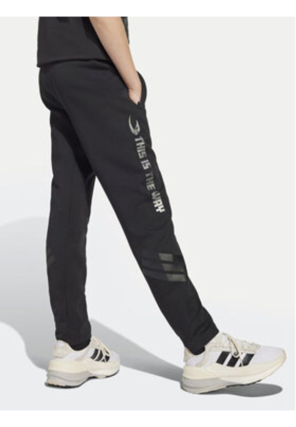 Adidas - adidas Spodnie dresowe Star Wars The Mandalorian™ JF3635 Czarny Regular Fit. Kolor: czarny. Materiał: bawełna. Wzór: motyw z bajki