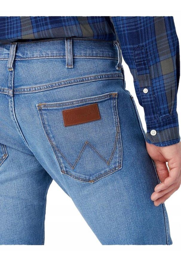 Wrangler - WRANGLER BRYSON MĘSKIE SPODNIE JEANSOWE HALT W14XHN310. Okazja: na co dzień. Stan: obniżony. Wzór: ze splotem. Styl: klasyczny, casual, rockowy, elegancki