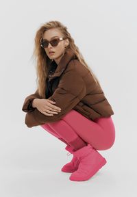 Renee - Ciemnobrązowa Kurtka Puffer Pikowana ze Stójką Maymie. Typ kołnierza: kołnierzyk stójkowy. Kolor: brązowy #6