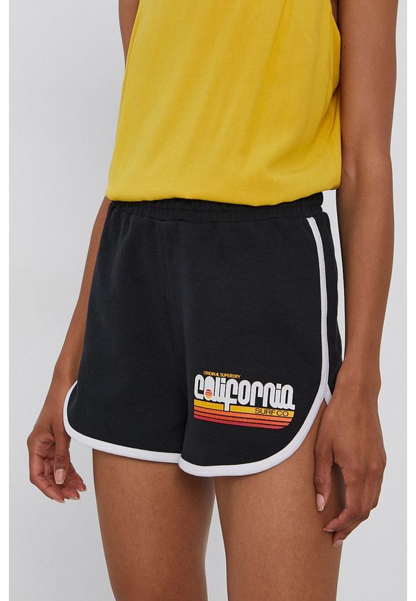 Superdry Szorty damskie kolor czarny z nadrukiem medium waist. Okazja: na co dzień. Kolor: czarny. Wzór: nadruk. Styl: casual