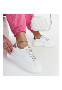 Białe sneakersy na platformie GOE NN2N4033. Nosek buta: okrągły. Kolor: biały. Materiał: guma, materiał. Sezon: lato. Obcas: na platformie. Wysokość obcasa: średni