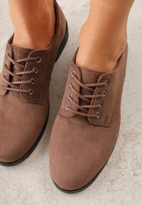 Renee - Brązowe Lakierowane Półbuty Oksfordki Sznurowane na Rzemyki Zatella. Okazja: do pracy. Zapięcie: sznurówki. Kolor: brązowy. Materiał: lakier. Styl: elegancki, klasyczny #9