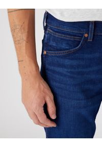 Wrangler - Spodnie jeansowe męskie WRANGLER GREENSBORO THE BULLSEYE. Okazja: do pracy, na spacer, na co dzień. Kolor: niebieski. Materiał: jeans. Styl: casual #4