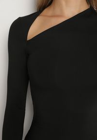 Born2be - Czarna Sukienka Taliowana z Asymetrycznym Dekoltem i Rozcięciem Saiala. Okazja: na spotkanie biznesowe, do pracy. Kolor: czarny. Długość rękawa: długi rękaw. Typ sukienki: asymetryczne. Styl: biznesowy, klasyczny, wizytowy #4