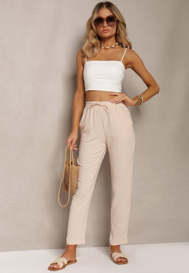 Renee - Jasnobeżowe Spodnie na Gumce z Troczkiem w Pasie i Zwężanymi Nogawkami Starima. Okazja: na randkę, na co dzień. Kolor: beżowy. Styl: elegancki, casual