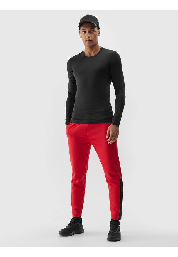 4f - 4F Spodnie treningowe szybkoschnące męskie - czerwone XL. Kolor: czerwony. Materiał: dzianina, skóra, materiał, syntetyk, włókno, elastan. Wzór: ze splotem. Sport: fitness