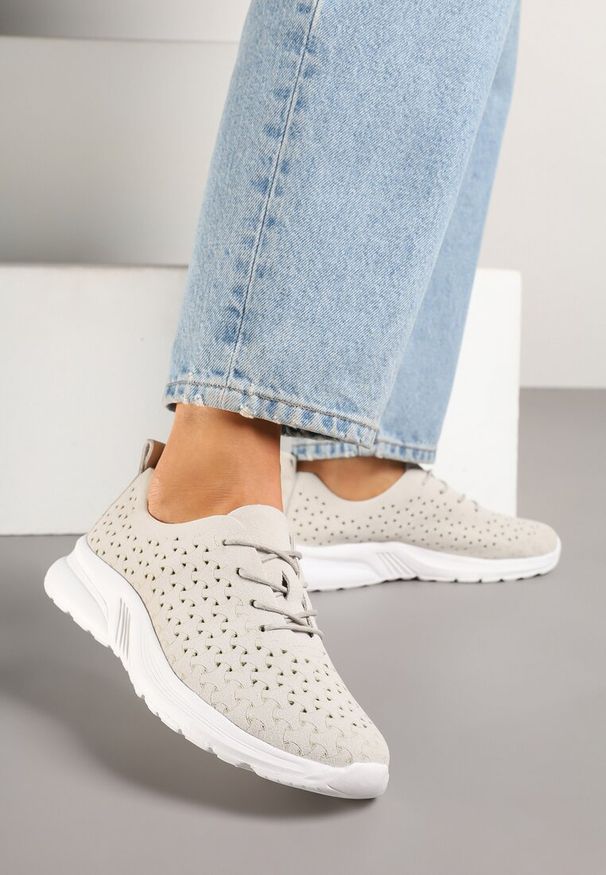 Born2be - Jasnoszare Sneakersy z Ażurową Cholewką Uliravia. Okazja: na co dzień. Kolor: szary. Szerokość cholewki: normalna. Wzór: ażurowy