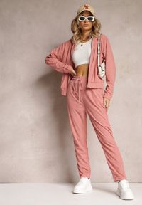 Renee - Różowy 2-częściowy Komplet Dresowy z Materiału w Prążki Zollanu. Kolor: różowy. Materiał: materiał, dresówka. Wzór: prążki #1
