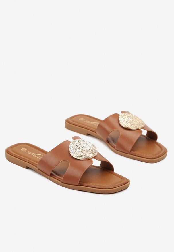 Born2be - Brązowe Klapki na Płaskiej Podeszwie z Metalicznym Zdobieniem Sopiena. Okazja: na co dzień. Kolor: brązowy. Materiał: jeans. Wzór: aplikacja. Sezon: lato. Obcas: na płaskiej podeszwie. Styl: elegancki, casual