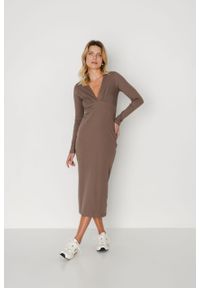 SUKIENKA HARRIET KAKAO XS - Flawless. Okazja: na co dzień. Typ kołnierza: dekolt w kształcie V. Materiał: elastan, bawełna. Długość rękawa: długi rękaw. Typ sukienki: dopasowane, proste. Styl: klasyczny, casual, elegancki