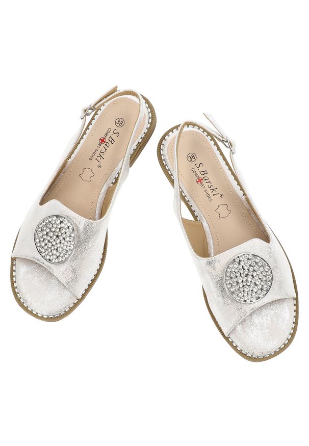 Srebrne Sandały S.Barski Stylowe Obuwie Damskie. Okazja: na co dzień. Nosek buta: okrągły. Zapięcie: pasek. Kolor: srebrny. Wzór: aplikacja. Sezon: lato. Styl: elegancki