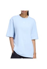 Adidas - Koszulka damska adidas Originals Essentials Boyfriend KD1374 - niebieska. Kolor: niebieski. Materiał: bawełna. Długość rękawa: krótki rękaw. Długość: krótkie. Wzór: aplikacja #1