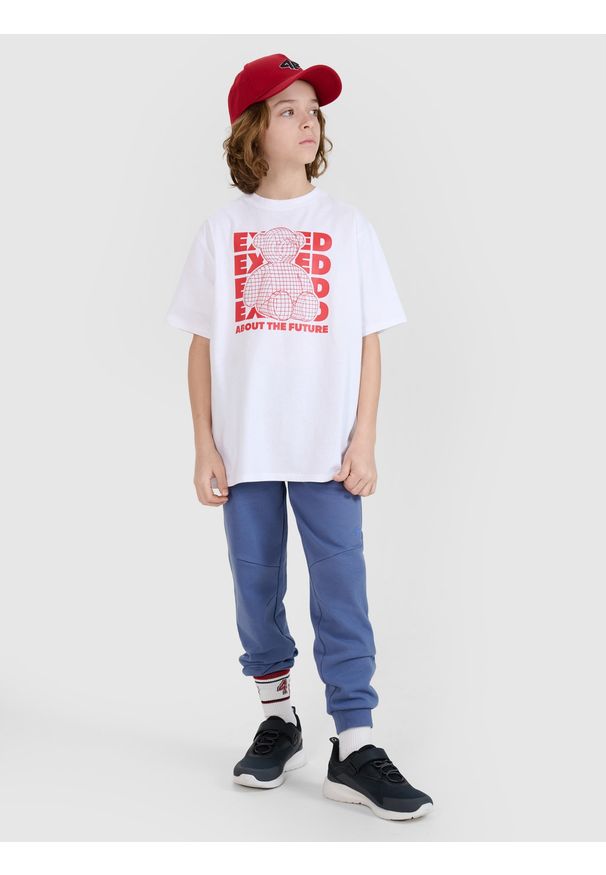 4f - 4F T-shirt oversize z nadrukiem chłopięcy - biały 134 (8-9 lat). Okazja: na co dzień. Kolor: biały. Materiał: dzianina, bawełna, jersey. Długość rękawa: krótki rękaw. Długość: krótkie. Wzór: nadruk. Sezon: lato. Styl: klasyczny, sportowy, casual