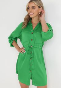 Born2be - Zielona Koszulowa Sukienka Mini ze Ściągaczem w Pasie i Podpinanymi Rękawami Claira. Kolor: zielony. Długość rękawa: długi rękaw. Typ sukienki: koszulowe. Długość: mini #2