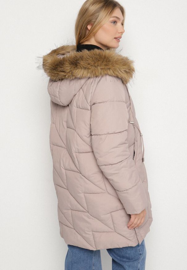 Born2be - Ciemnobeżowa Pikowana Kurtka z Kapturem z Futerkiem Ruvite. Typ kołnierza: kaptur. Kolekcja: plus size. Kolor: beżowy. Materiał: futro