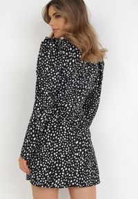 Born2be - Czarna Sukienka Kleosise. Kolor: czarny. Materiał: tkanina, poliester. Długość rękawa: długi rękaw. Typ sukienki: kopertowe. Długość: mini #3
