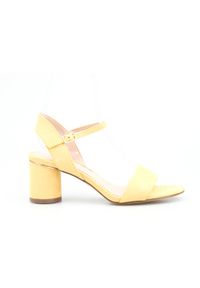 Inna - Sandały na niskim okrągłym słupku żółte Jezzi. Nosek buta: okrągły. Kolor: żółty. Materiał: skóra, materiał. Obcas: na słupku. Wysokość obcasa: średni