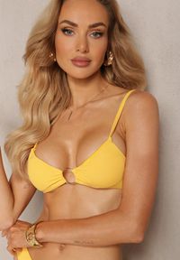 Renee - Żółte Bikini Ozdobione Okrągłą Klamrą Przy Biustonoszu Carisia. Kolor: żółty. Wzór: aplikacja