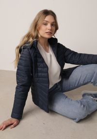 Born2be - Granatowa Klasyczna Kurtka Przejściowa z Pikowaniem i Odpinanym Kapturem Pretiella. Okazja: na spacer, na co dzień. Kolor: niebieski. Materiał: jeans, nylon. Styl: klasyczny #1