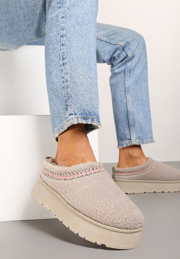 Renee - Ciemnobeżowe Śniegowce na Platformie Ozdobione Haftem i Niską Cholewką Zinnicira. Wysokość cholewki: przed kostkę. Kolor: beżowy. Materiał: jeans. Szerokość cholewki: normalna. Wzór: haft, aplikacja. Sezon: zima. Obcas: na platformie