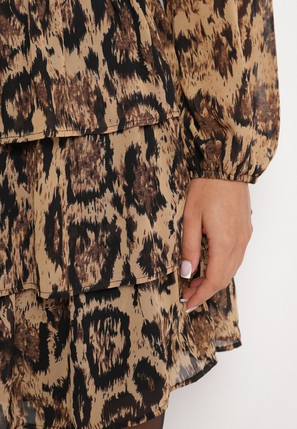 Born2be - Brązowa Sukienka w Panterkę o Rozkloszowanym Kroju ze Stójką i Falbankami Tirinnis. Typ kołnierza: kołnierzyk stójkowy, kołnierz z falbankami. Kolor: brązowy. Wzór: motyw zwierzęcy. Styl: elegancki