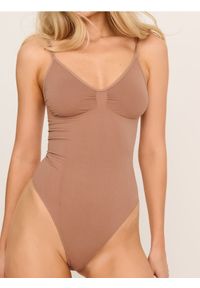 Sinsay - Modelujące body na ramiączkach - kremowy. Kolor: kremowy #1