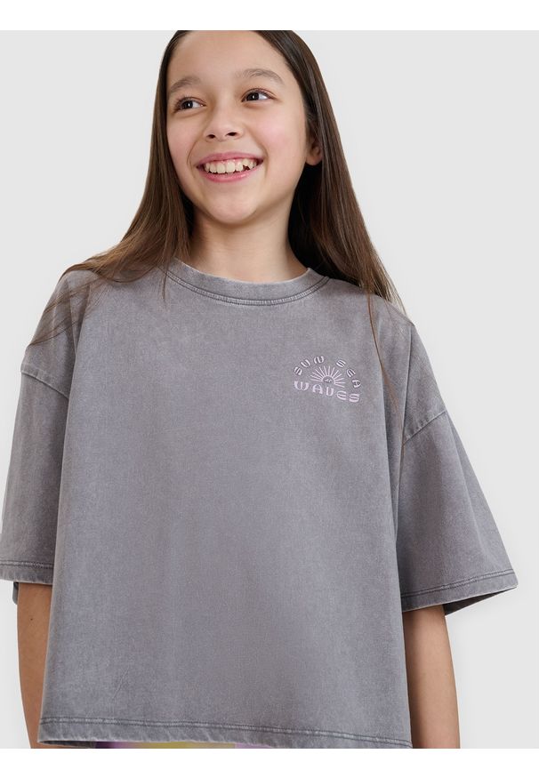 4f - 4F T-shirt oversize crop top z nadrukiem dziewczęcy - szary 122 (6-7 lat). Okazja: na co dzień. Kolor: szary. Materiał: bawełna, materiał, jersey. Długość rękawa: krótki rękaw. Długość: krótkie. Wzór: nadruk. Sezon: lato. Styl: sportowy, młodzieżowy, casual, elegancki, wakacyjny