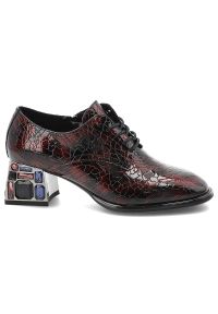 Bordowe Półbuty Artiker Stylowe Obuwie Damskie Na Eleganckim Obcasie. Okazja: na co dzień. Zapięcie: sznurówki. Kolor: czerwony. Szerokość cholewki: normalna. Wzór: kolorowy, aplikacja. Materiał: skóra, lakier. Obcas: na obcasie. Styl: elegancki. Wysokość obcasa: średni #5