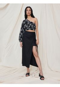 Sinsay - Crop top w kwiaty - czarny. Kolor: czarny. Materiał: bawełna. Wzór: kwiaty #1