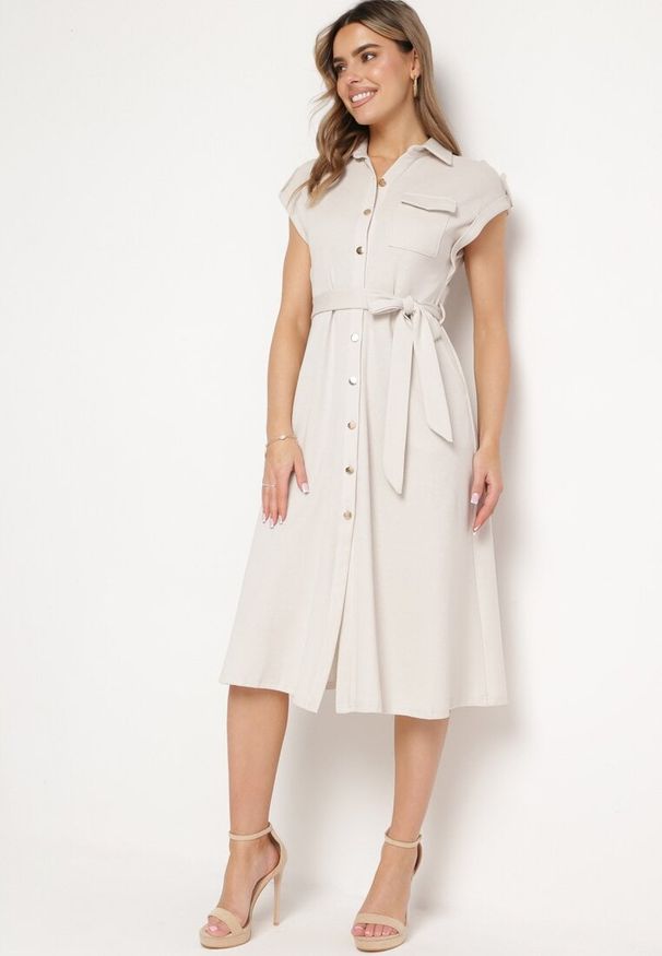 Born2be - Jasnobeżowa Sukienka Koszulowa Phinitrite. Okazja: na co dzień. Kolor: beżowy. Wzór: aplikacja. Typ sukienki: koszulowe. Materiał: materiał. Długość rękawa: krótki rękaw. Sezon: lato. Styl: casual. Długość: midi