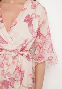 Born2be - Różowa Bawełniana Sukienka Kopertowa o Asymetrycznym Kroju z Wiązanym Paskiem Niteira. Okazja: na co dzień, na randkę. Typ kołnierza: dekolt w kształcie V. Kolor: różowy. Materiał: bawełna. Typ sukienki: asymetryczne, kopertowe. Styl: casual #5