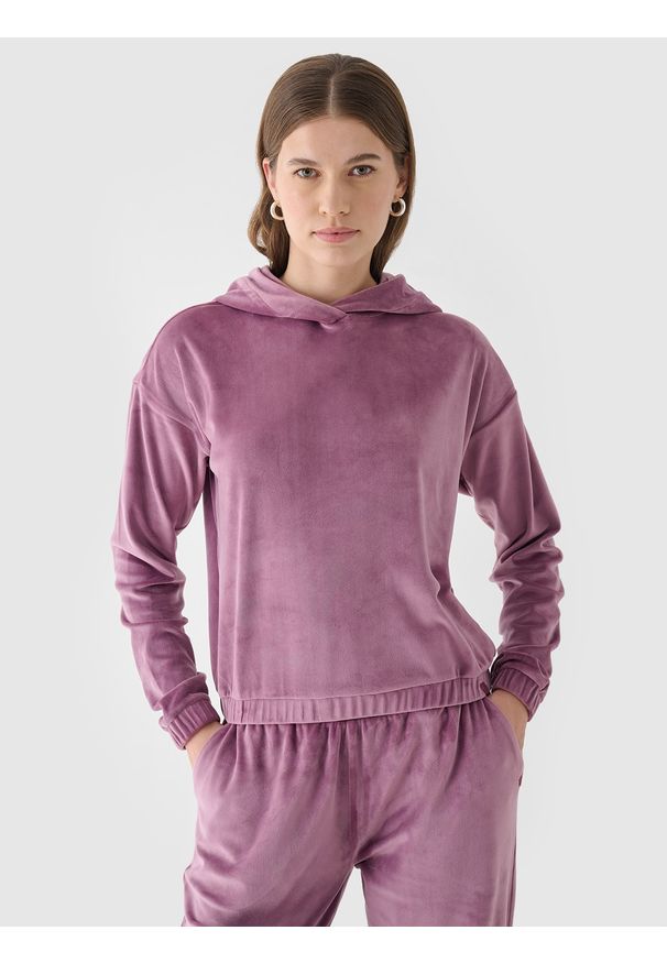 4f - 4F Bluza dresowa z weluru nierozpinana z kapturem damska - różowa S. Okazja: na co dzień. Typ kołnierza: kaptur. Kolor: różowy. Materiał: welur, dresówka. Wzór: ze splotem, jednolity, gładki. Styl: casual, sportowy