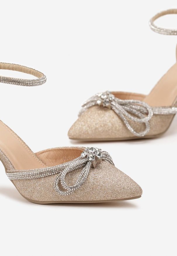 Born2be - Złote Eleganckie Szpilki z Kokardą z Cyrkonii Lelomia. Zapięcie: sprzączka. Kolor: złoty. Obcas: na szpilce. Styl: elegancki