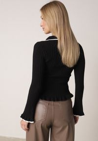 Born2be - Czarny Sweter z Wiskozą w Stylu Retro z Kołnierzykiem i Guzikami Sarrise. Okazja: na co dzień, na spotkanie biznesowe, do pracy. Typ kołnierza: kołnierz z falbankami. Kolor: czarny. Materiał: wiskoza. Wzór: aplikacja. Styl: retro #2